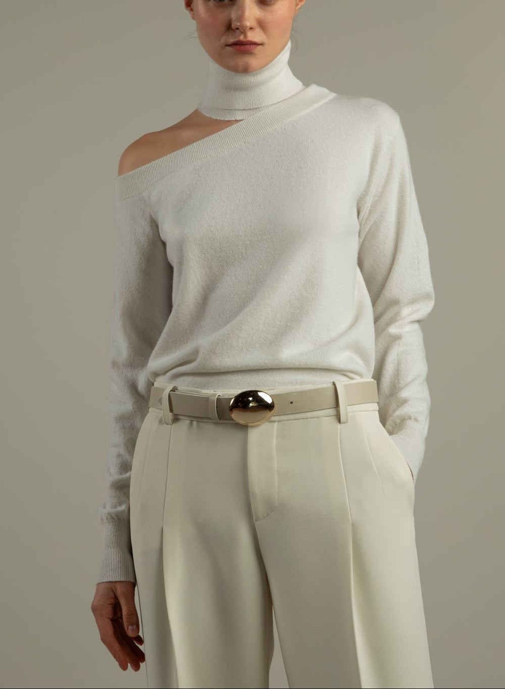 MAGLIA SCOLLATA MISTO CASHMERE CON COLLO STACCATO